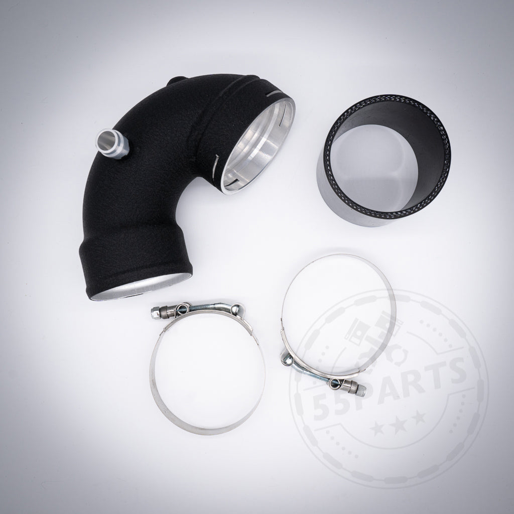 55Parts Aluminium Boostpipe passend für BMW M2 (Competition), M3, M4 F8x S55 inklusive Gutachten, abgebildet mit Silikonverbinder, zwei Schellen und Logo-Wasserzeichen auf weißem Hintergrund.