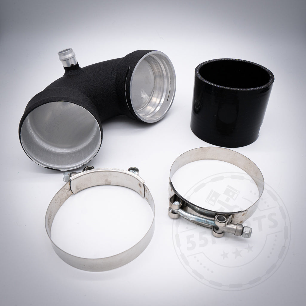 55Parts Aluminium Boostpipe passend für BMW M2 (Competition), M3, M4 F8x S55 inklusive Gutachten, abgebildet mit Silikonverbinder, zwei Schellen und Logo-Wasserzeichen auf weißem Hintergrund.