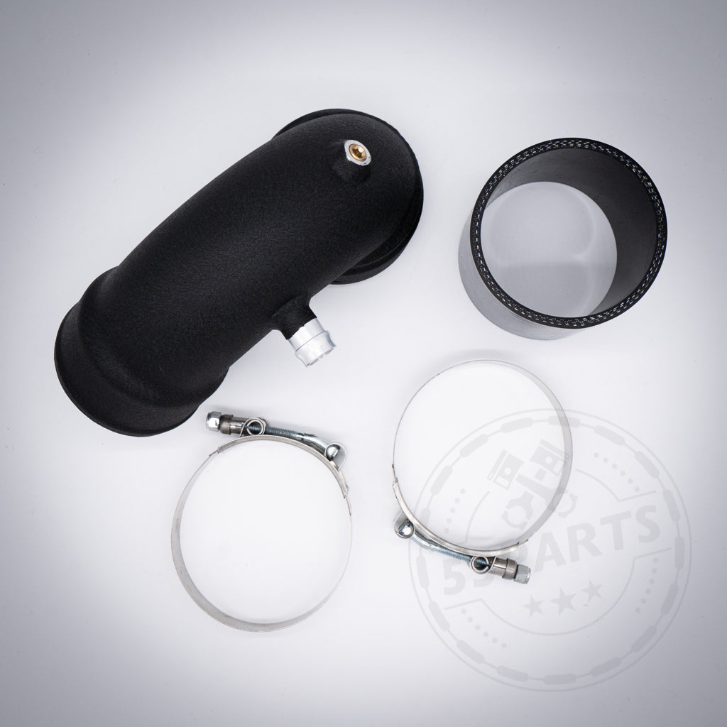 Das 55Parts Aluminium-Boostpipe-Kit passend für BMW M2 (Competition), M3 und M4 F8x S55 umfasst Schlauch, Klemmen, Anschlüsse und ein TÜV-Zertifikat – ideales Upgrade für Ladeluftverrohrungsanwendungen.