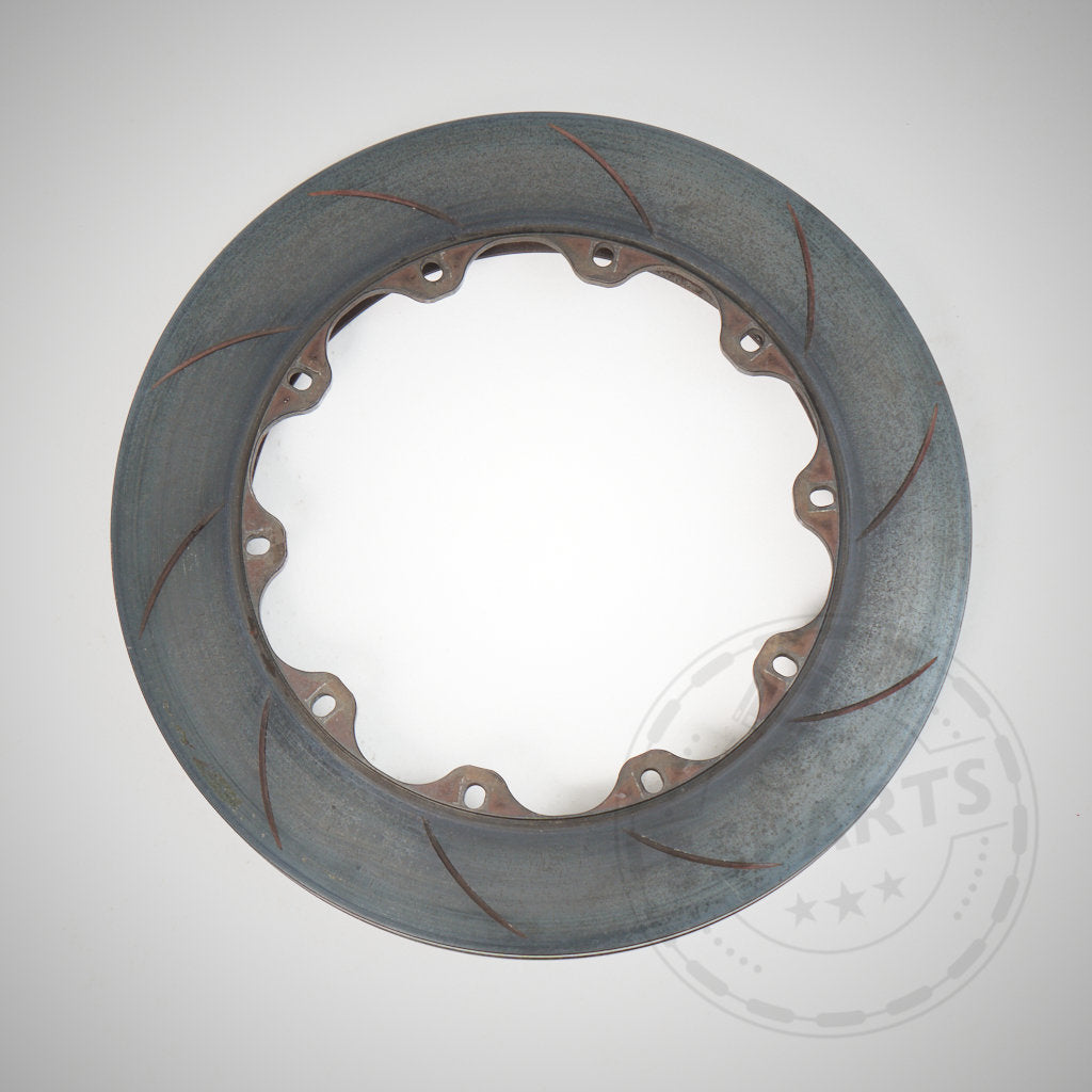 Das 55Parts-Special: Brembo 355 x 32 mm Reibringe ist ein runder Bremsscheibenrotor aus Metall mit gebogenen Schlitzen und Schraubenlöchern, der für Hochleistungsbremsen entwickelt wurde und von oben auf weißem Hintergrund abgebildet ist.