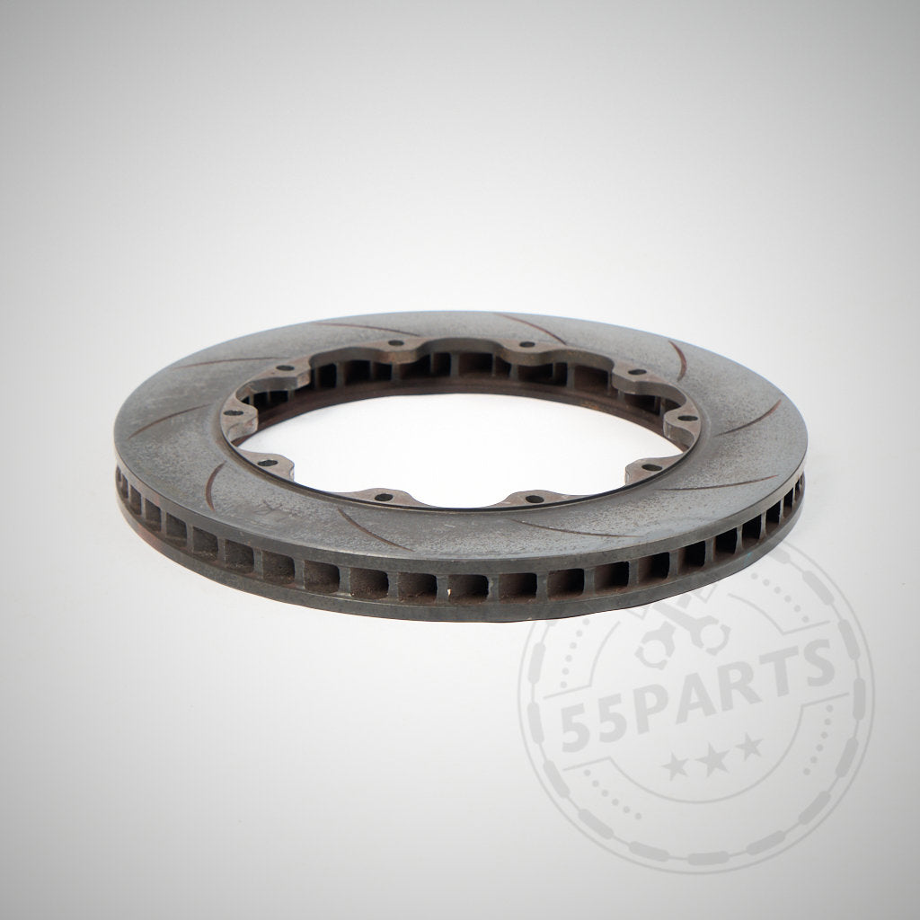 Das 55Parts-Special: Brembo 355 x 32 mm Reibringe ist ein runder Bremsscheibenrotor aus Metall mit gebogenen Schlitzen und Schraubenlöchern, der für Hochleistungsbremsen entwickelt wurde und von oben auf weißem Hintergrund abgebildet ist.