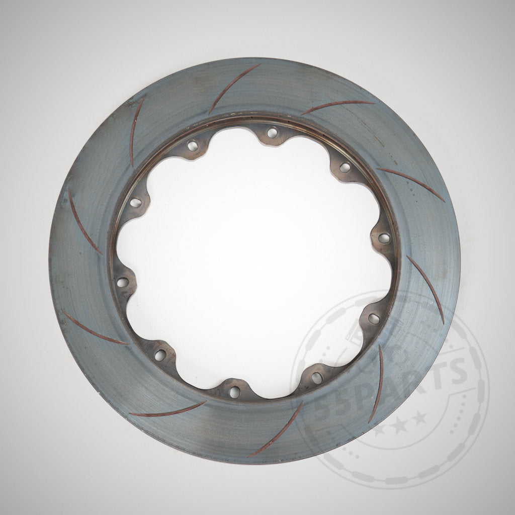 Das 55Parts Special: Brembo 355 x 32 mm Reibringe ist ein runder, silberner Bremsscheibenrotor mit Rillen und mehreren Befestigungslöchern, der passend für BMW- und Big Brake Kit-Anwendungen entwickelt wurde und auf einem einfarbigen Hintergrund angezeigt wird.