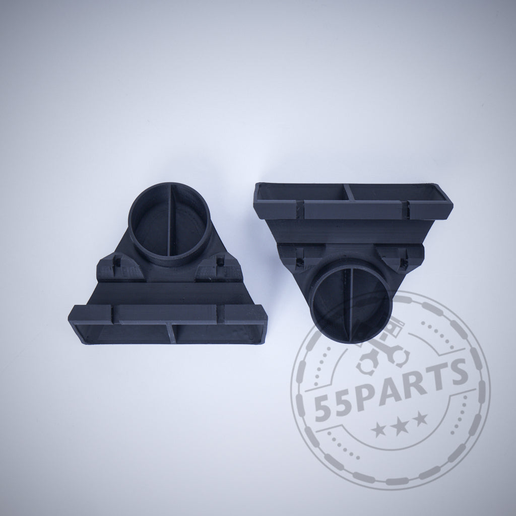 Zwei schwarze Kunststoffteile sind nebeneinander abgebildet, darunter ein 55Parts-Logo. Das „Exklusive Universal-Bremsbelüftungsset für Querlenker“ passt passend für BMW-Modelle – perfekt für alle, die über die Serienbremse hinausgehende Bremsen-Upgrades wünschen.