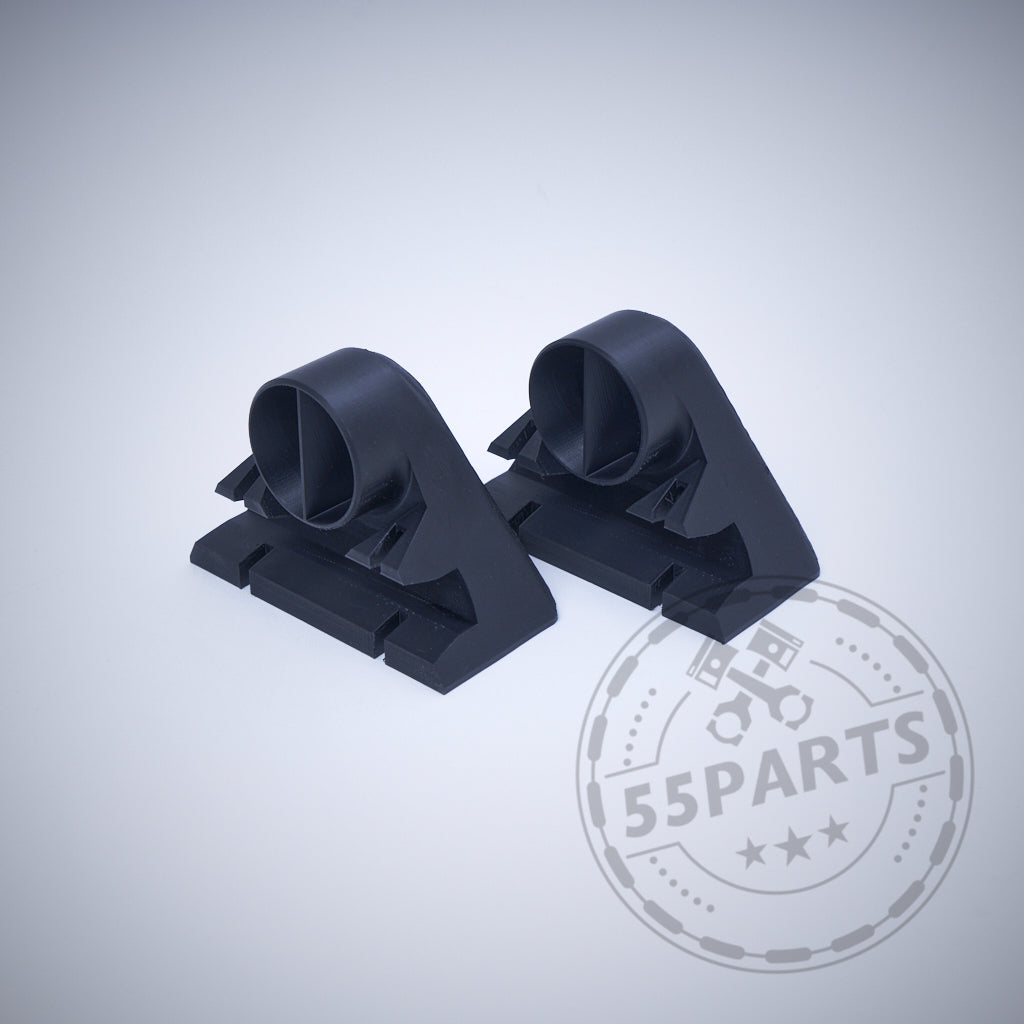 Zwei schwarze, abgewinkelte Kunststoffhalterungen mit kreisförmigen Öffnungen, Teil des Universal Bremsbelüftungssets für Querlenker passend für BMW Modelle, nebeneinander auf hellgrauem Hintergrund dargestellt – ideal für den Einsatz auf der Rennstrecke.