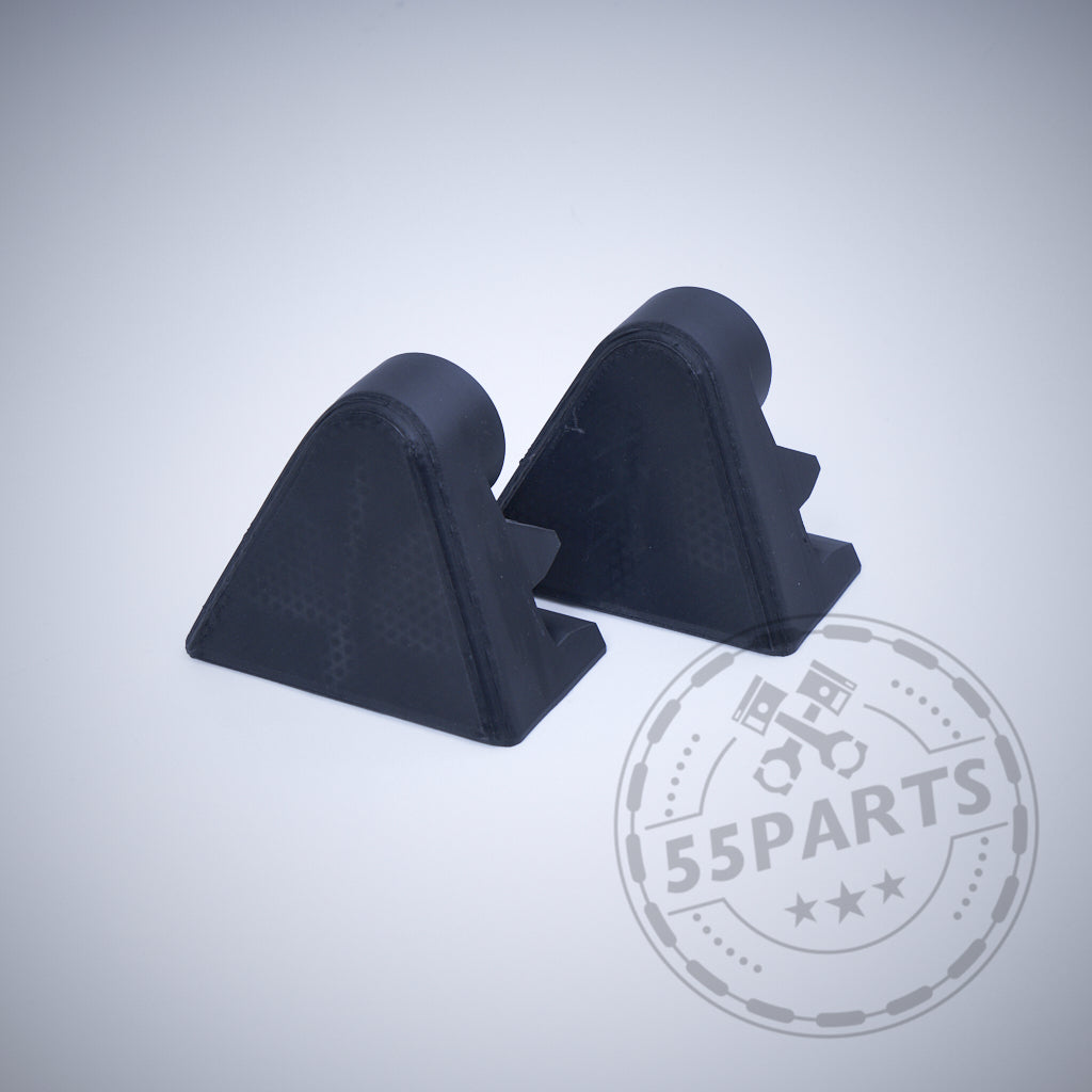 Zwei schwarze, dreieckige Kunststoffteile mit abgerundeten Spitzen – 55Parts Exclusive Universal Bremsbelüftungsset für Querlenker – passend für BMW Modelle (Serienbremsen/Rennstrecke), dargestellt auf hellem Hintergrund mit 55Parts-Wasserzeichen.