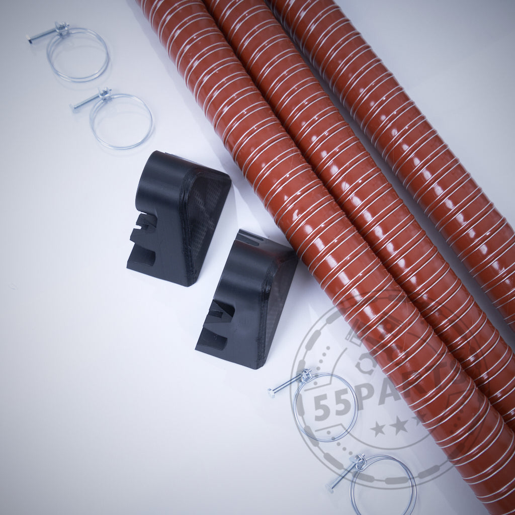 Das exklusive Universal-Bremsbelüftungsset für Querlenker, das passend für BMW-Modelle entwickelt wurde, umfasst drei braun gestreifte Stangen, zwei schwarze Kunststoffhalterungen und vier Metallschlauchklemmen – ideal für Rennstrecken-Upgrades oder Serienbremsen-Verbesserungen.