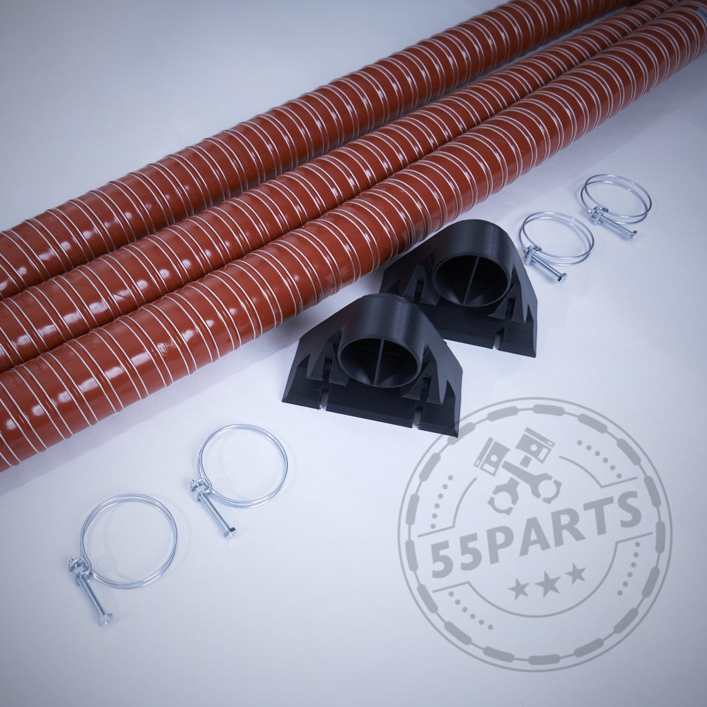 Zwei gewickelte braune Schläuche, schwarze Halterungen und Metallschlauchschellen auf weißer Oberfläche mit 55Parts-Logo – perfekt als 55Parts Exclusive Universal-Bremsbelüftungsset für Querlenker passend für BMW-Modelle.