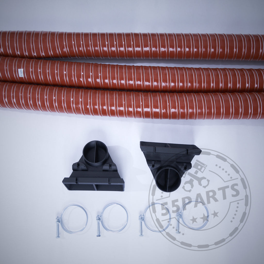 Zwei rote flexible Kanäle, zwei schwarze Kunststoffhalterungen und vier Metallklemmen vom 55Parts Universal-Bremsbelüftungsset für Querlenker – entwickelt passend für BMW-Modelle, um die Kühlung auf der Strecke zu optimieren, auch mit Serienbremsen. Marke: 55Parts.