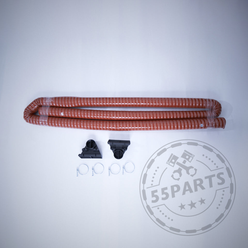 Das 55Parts Exclusive Universal Bremsbelüftungsset für Querlenker, passend für BMW Modelle, beinhaltet einen gewickelten roten Schlauch mit vier Schellen und zwei schwarzen Halterungen auf weißem Hintergrund. Ideal für Rennstrecke, mit 55Parts-Logo in der Ecke.