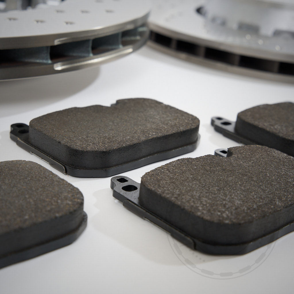 Das 55Parts Special Bremsen (Upgrade) Set Vorderachse für blaue Bremsen F8x M2, M3, M4 umfasst zwei gebohrte Rotoren, vier Bremsbeläge, Schrauben, Clips und ein Sensorkabel – perfekt passend für BMW-Enthusiasten, die auf der Strecke nach höchster Bremsleistung suchen.