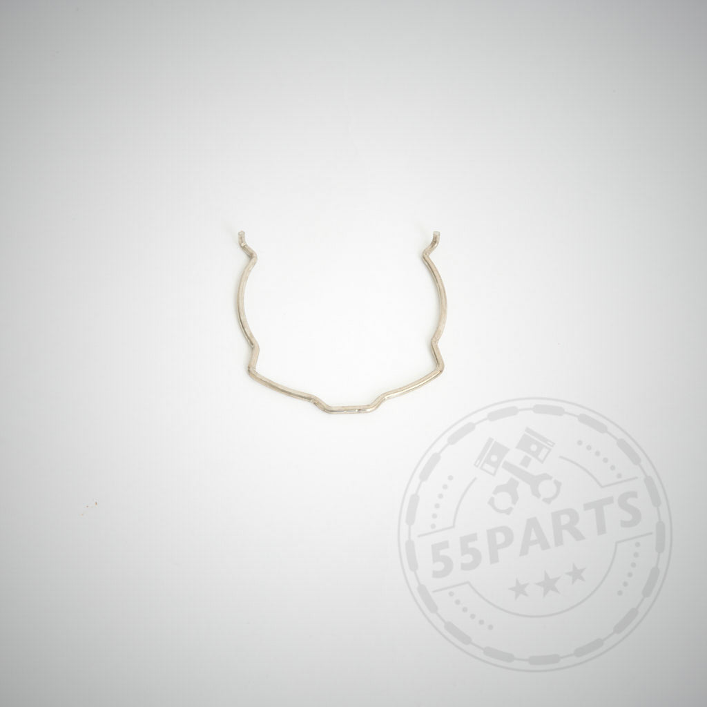Der 55Parts Special C-Clip für Chargepipes, passend für N54-, N55- und S55-Motoren, wird zentriert auf einem schlichten weißen Hintergrund mit einem dezenten 55Parts-Logo-Wasserzeichen angezeigt – perfekt zum Sichern Ihrer Chargepipe oder als vollständiges Anschraub-Upgrade.