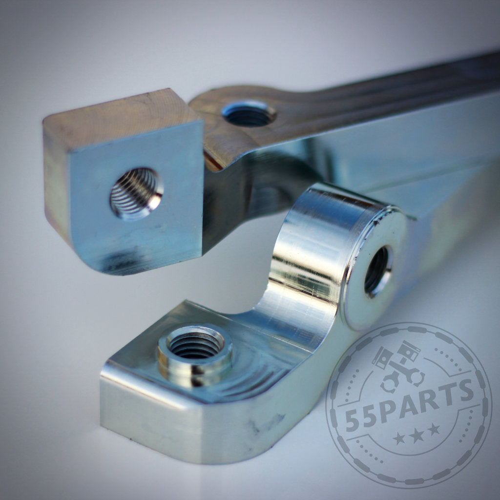 Nahaufnahme zweier präzisionsgefertigter 55Parts Special: 6-Kolben Bremssatteladapter für M3 E46 CSL Scheibe, zweiteilig, passend für BMW 1er E8x. Mit 55Parts-Wasserzeichen – ideal für BMW-Enthusiasten oder Rennstrecken-Anwendungen.