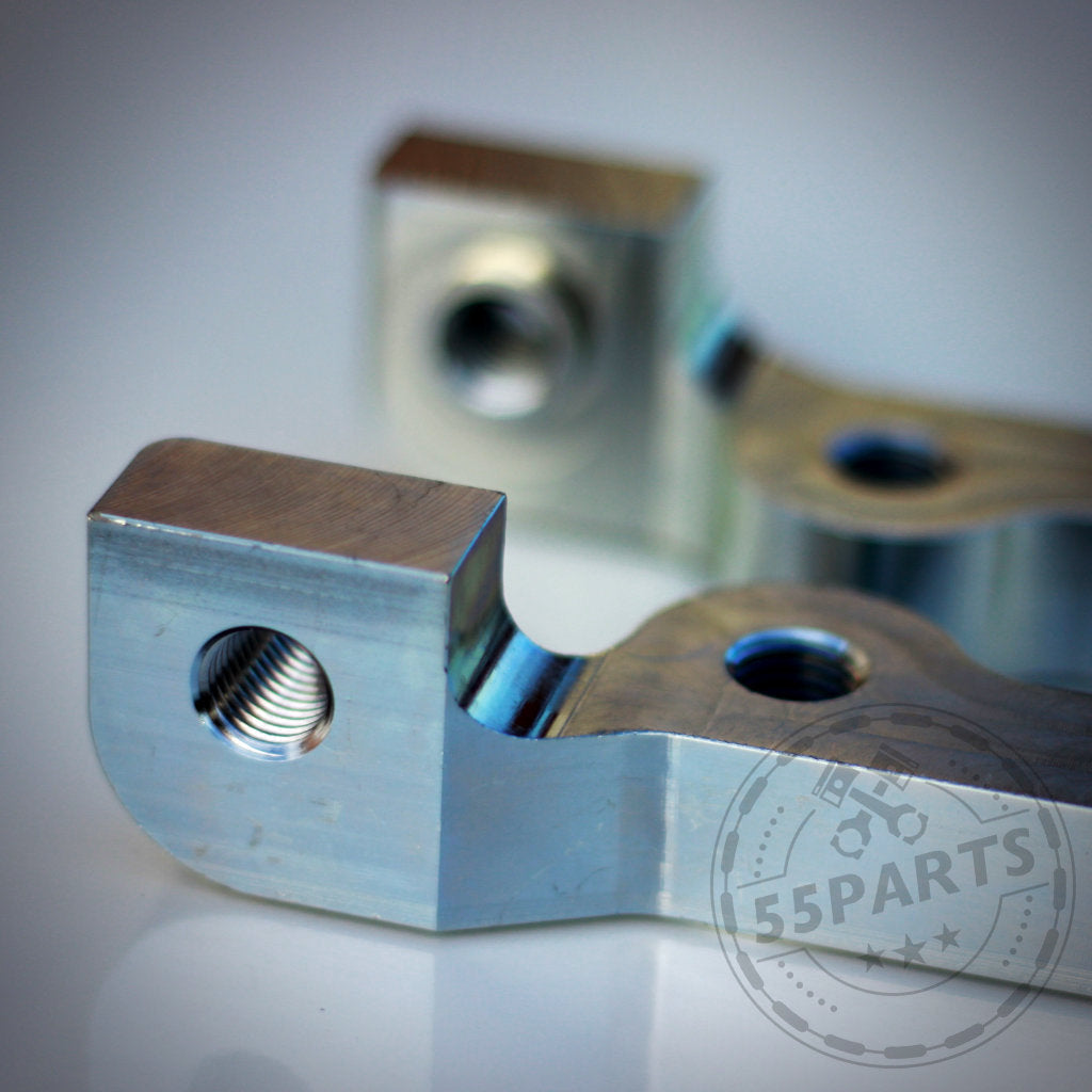 Nahaufnahme zweier bearbeiteter 55Parts Special: 6-Kolben Bremssatteladapter für M3 E46 CSL Scheibe, passend für BMW 1er E8x – ideal für Brembo Sattelmontage oder anspruchsvollen Rennstreckeneinsatz.