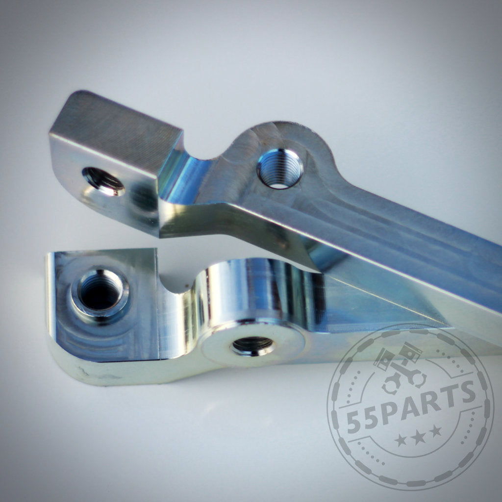 Zwei präzisionsgefertigte 55Parts 6-Kolben Bremssatteladapter passend für BMW 1er E8x (passend für M3 E46 CSL Bremsscheiben) auf weißem Untergrund – ideal für Rennstrecken-Upgrades. Markenlogo in der Ecke sichtbar.