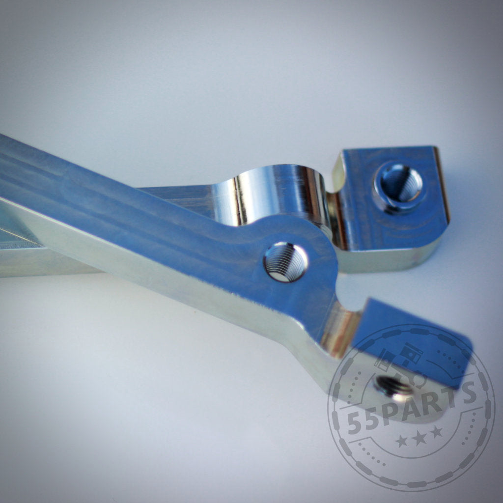 Zwei 6-Kolben-Bremssatteladapter aus bearbeitetem Metall, entwickelt für den BMW 1er E8x mit M3 E46 CSL-Scheiben – ideal für Leistungssteigerungen auf der Rennstrecke.