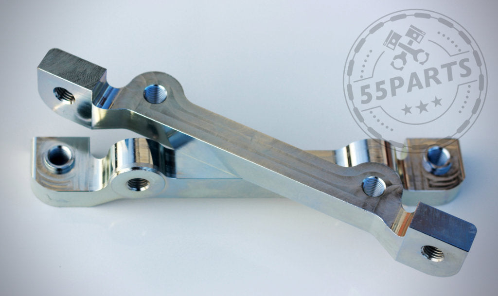 Zwei präzise 55Parts Metalladapter passend für BMW 1er E8x (M3 E46 CSL-Scheibe) mit Brembo 6-Kolben-Bremssätteln auf weißem Untergrund, Logo dahinter – konstruiert für Top-Performance auf der Rennstrecke.