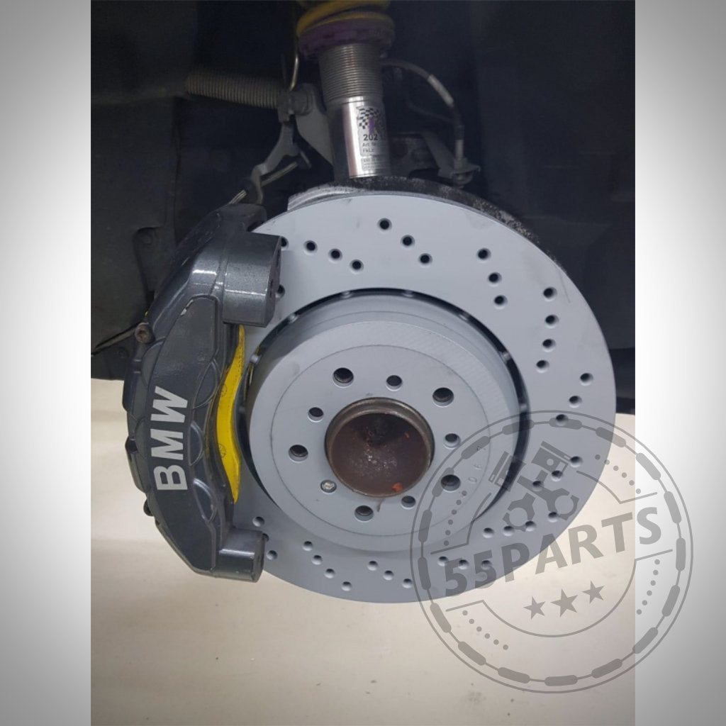 Nahaufnahme eines 55Parts Special 6-Kolben Bremssatteladapters für M3 E46 CSL zweiteilige Scheibe, passend für BMW 1er E8x, mit 55Parts-Wasserzeichen – ideal für die Rennstrecke.