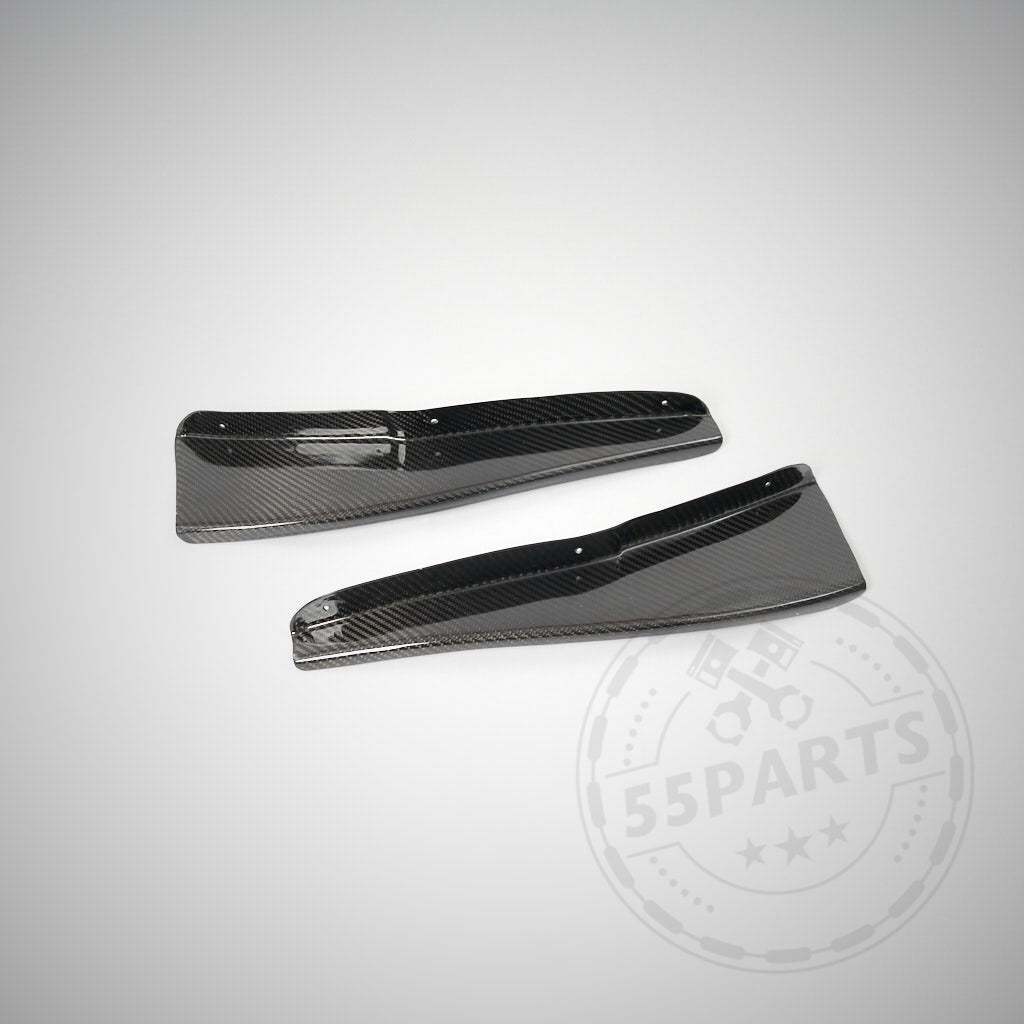 Zwei schwarze Echtcarbon-Canards passend für BMW E92 E90 M3 mit glänzender Oberfläche werden auf einem hellgrauen Hintergrund angezeigt und heben ihre Qualität und Handwerkskunst hervor.