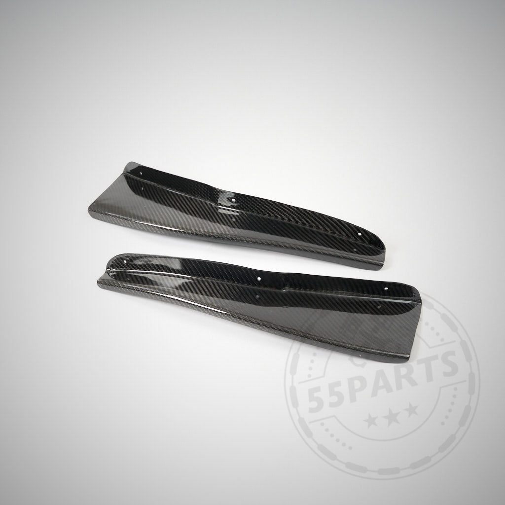 Zwei 55Parts Echtcarbon Canards passend für BMW E92 E90 M3 mit glänzender Oberfläche werden auf einem hellgrauen Hintergrund angezeigt und unterstreichen so ihre beeindruckende Qualität.