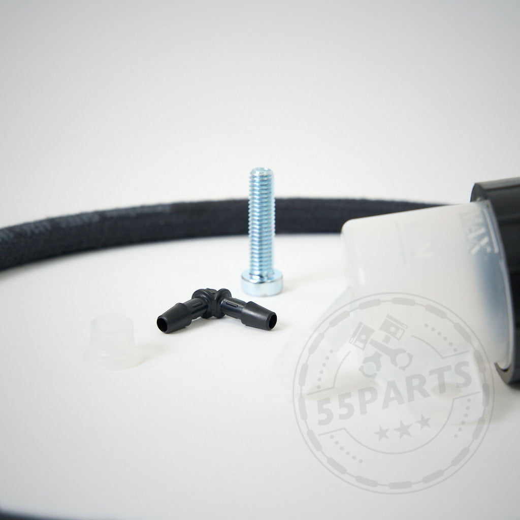 55Parts Spezial-Ausgleichsbehälter/Catch Tank für Hydrauliköl/Servoflüssigkeit, passend für BMW 3er E9x und 1er E8x inkl. M3, mit Schlauch, Bolzen, Anschlüssen und Deckel auf weißer Fläche abgebildet.