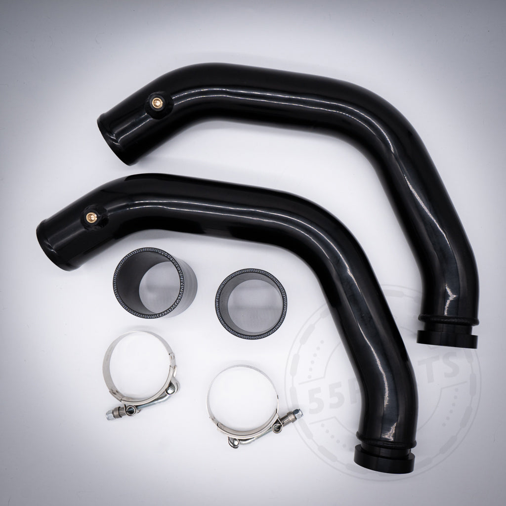 Zwei schwarze gebogene 55Parts Aluminium Chargepipes, passend für BMW M2 Competition, M3 und M4 S55 (INKLUSIVE GUTACHTEN), mit zwei Schellen und zwei Verbindern, sind auf weißem Untergrund angeordnet.