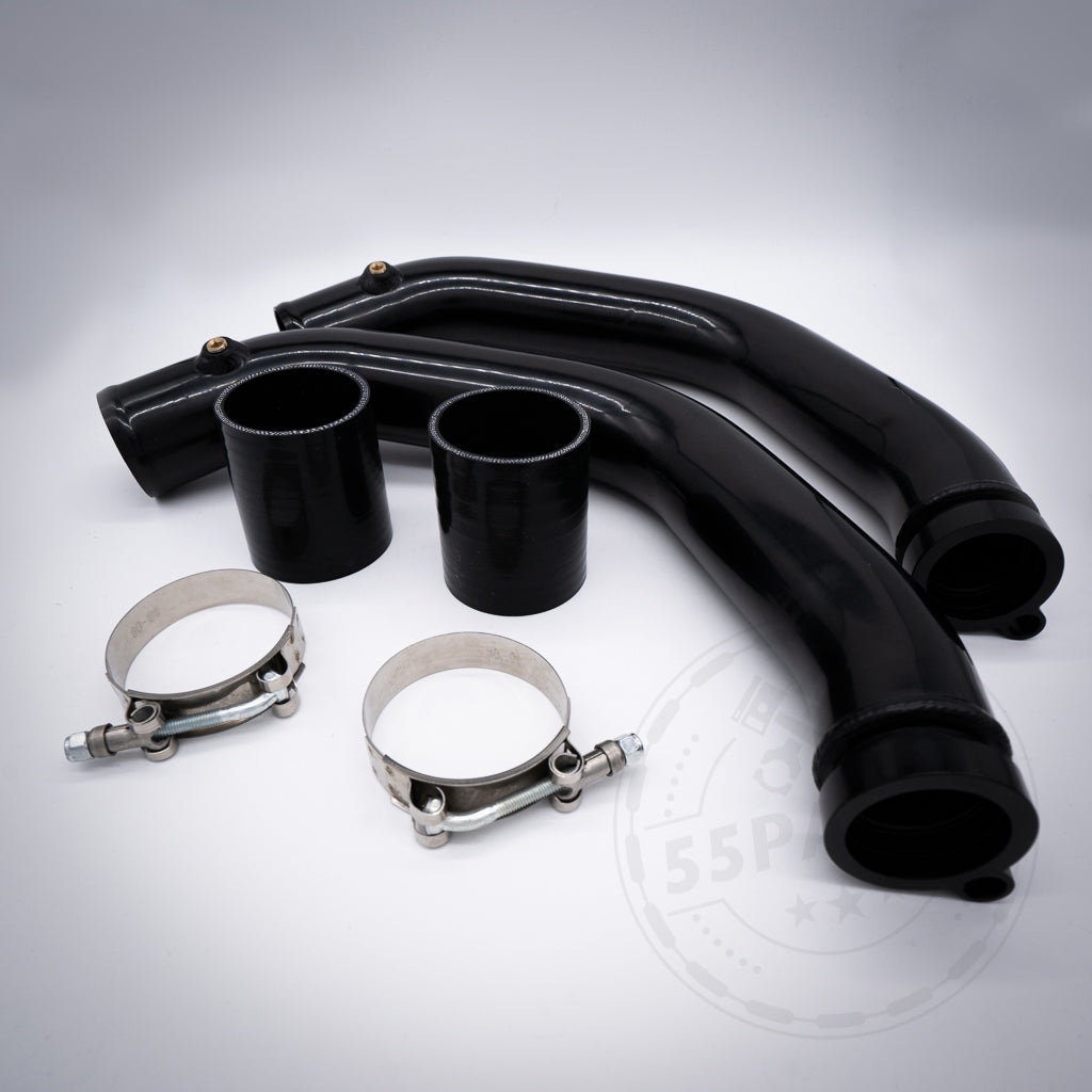 Zwei schwarze 55Parts Aluminium Chargepipes, drei schwarze Kupplungen und zwei Metallschlauchschellen auf weißem Hintergrund – ideal für Ihr BMW M2 Competition-, M3- oder M4 S55 FBO-Setup. INKLUSIVE GUTACHTEN.