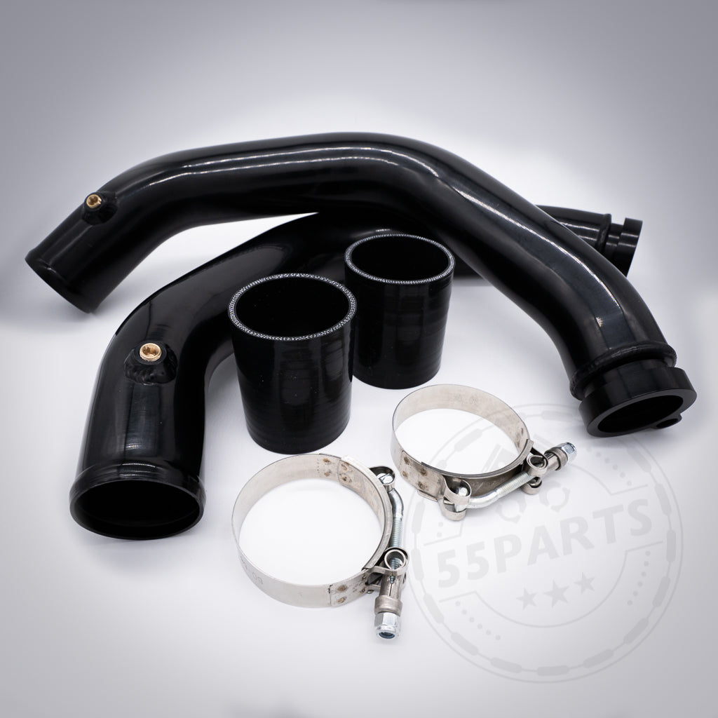 Zwei schwarze gebogene 55Parts Aluminium Chargepipes, passend für BMW M2 Competition, M3 und M4 S55 (INKLUSIVE GUTACHTEN), mit zwei Schellen und zwei Verbindern, sind auf weißem Untergrund angeordnet.