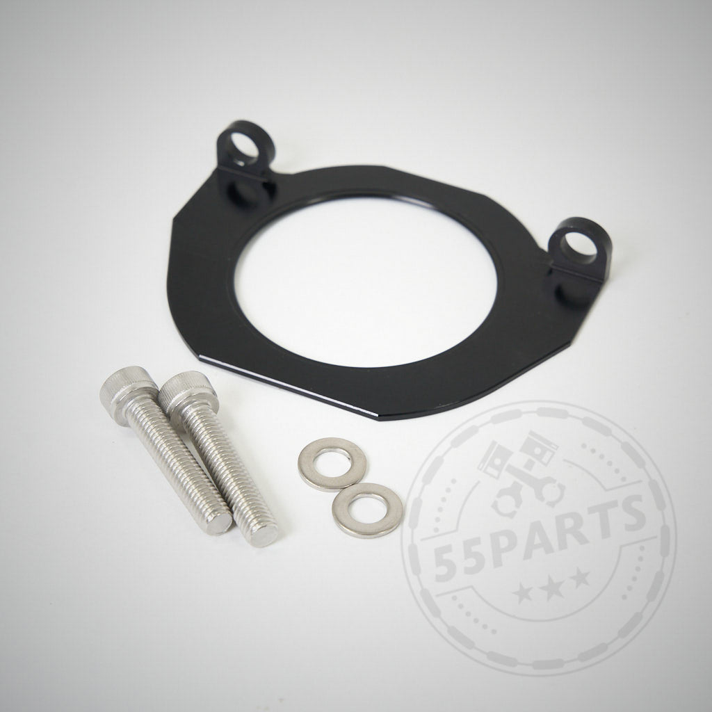 Die exklusive Kurbelwellendichtplatte mit zwei Schrauben und Unterlegscheiben ist auf einer weißen Oberfläche abgebildet und für alle BMW-Motoren N54, N55, N52 und S55 konzipiert.