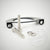 Zwei Metallschrauben, zwei Unterlegscheiben und eine schwarze Metallhalterung für die 55Parts Exclusive Kurbelwellendichtplatte passend für alle BMW N54, N55, N52 und S55 Motoren sind auf weißem Hintergrund mit einem dezenten 55Parts-Logo abgebildet.