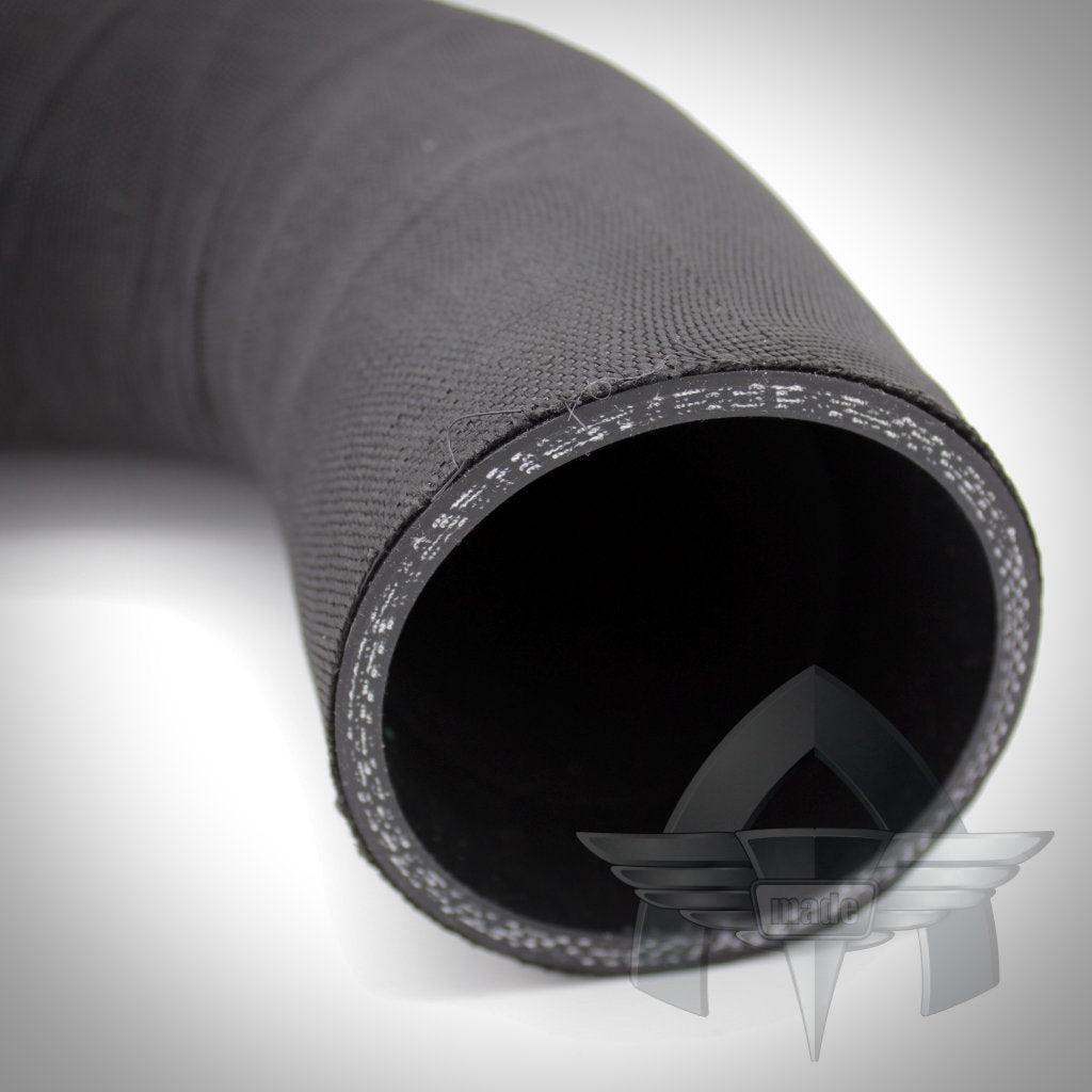 Nahaufnahme eines schwarzen, gebogenen Schlauchs mit strukturierter Oberfläche und offenem Ende, perfekt für die Verwendung in einem FBO-Setup oder als Teil des ATmade 55Parts Exclusive: Benutzerdefiniertes Silikonschlauch-Kit Ladeluftverrohrung.