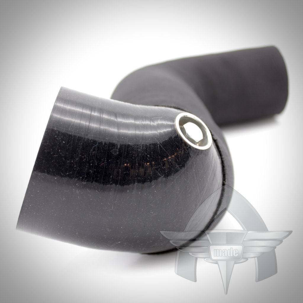 Exklusives, kundenspezifisches Silikonschlauch-Kit von ATmade 55Parts zur Ladeluftverrohrung in glänzendem Schwarz mit Metallanschluss, abgebildet auf weißem Hintergrund mit schwachem Logo – ideal für FBO-Upgrades.