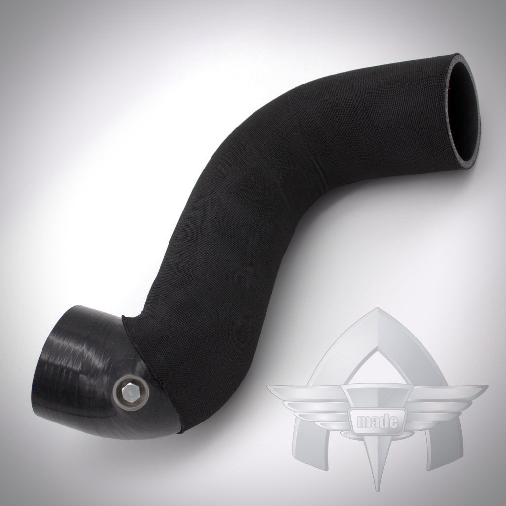 Das 55Parts-Exklusivangebot: ATmade Custom Silicone Hose Kit Ladeluftverrohrung verfügt über einen schwarzen, gebogenen Autoschlauch mit Metallanschluss und silbernem Logo, perfekt für FBO-Upgrades – von ATmade, abgebildet auf hellem Hintergrund.