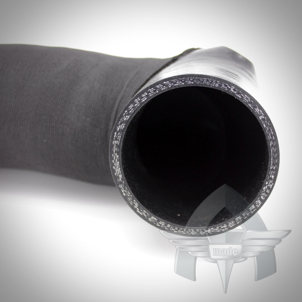 Nahaufnahme des 55Parts-Exklusivangebots: ATmade Custom Silicone Hose Kit Ladeluftverrohrung von ATmade, mit einem schwarzen Schlauch mit kreisförmiger Öffnung auf einer hellen Oberfläche.