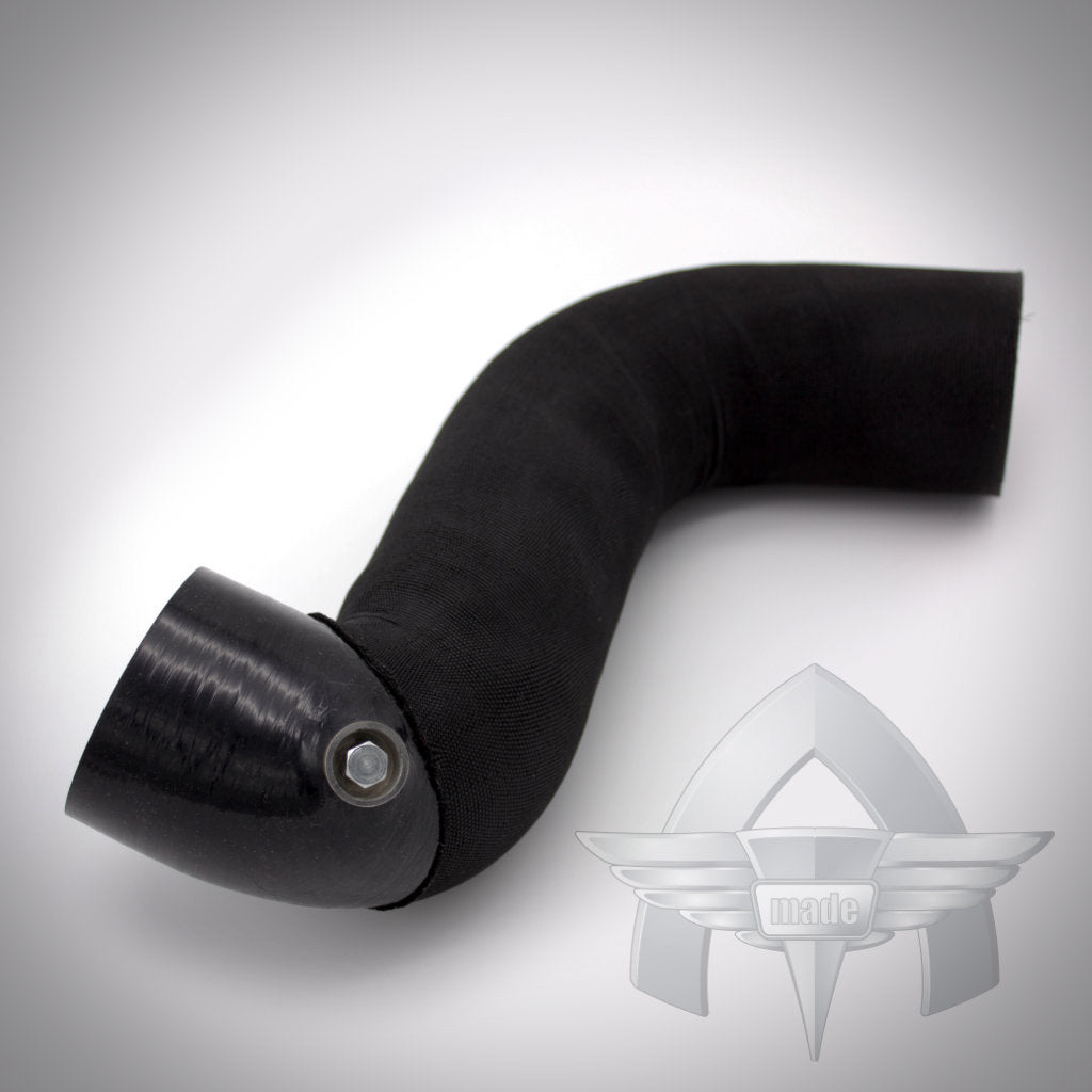Schwarzer gebogener Gummischlauch mit Metallbolzen, abgebildet auf hellem Hintergrund mit silbernem ATmade-Logo, aus dem 55Parts-Exklusivangebot: ATmade Custom Silicone Hose Kit Ladeluftverrohrung.