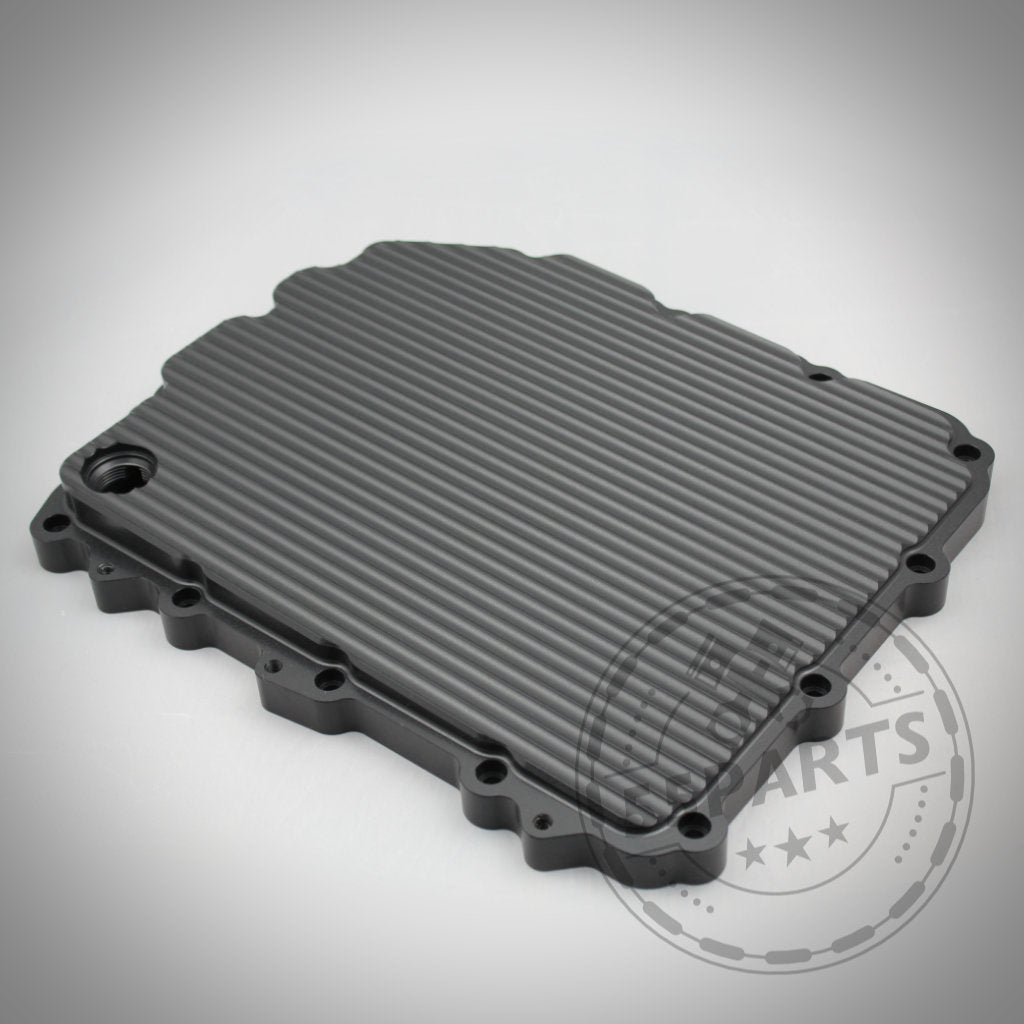 55Parts Exclusive DKG GS7D36BG Aluminium-Ölwanne in Schwarz mit geripptem Rechteck-Design und Bolzenlöchern, passend für BMW 1/335i, M2(c), M3, M4, M5 und M6 (E/F-Serie); Ansicht auf hellem Hintergrund.