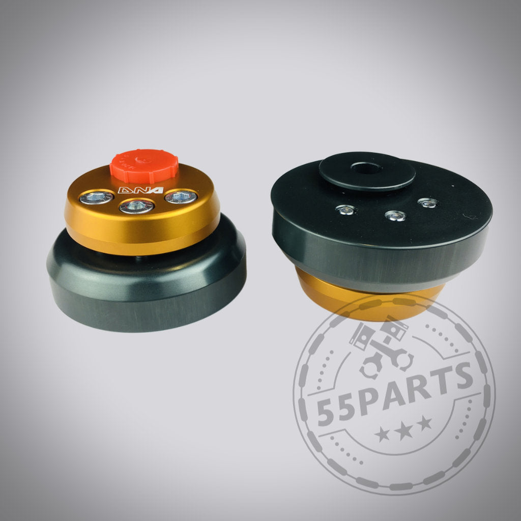 DNA Racing Verstellbares Uniball Domlager für Toyota Yaris GR in Gold und Schwarz, präsentiert vor grauem Hintergrund mit 55Parts-Logo. Ideal für Yaris GR Fahrer, die Leistung eines renommierten Tuners suchen.