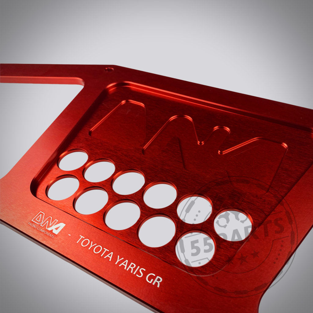 DNA Racing Versteifungsstrebe für den vorderen Achsträger hinten, passend für Toyota Yaris GR, auf hellem Hintergrund mit Montagematerial – ideal für Yaris GR Fans und Tuning Shop Upgrades.