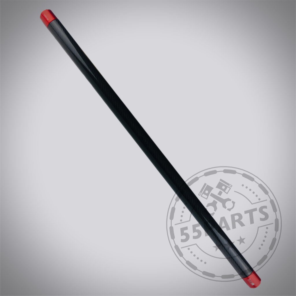 Schwarze Carbon-Hinterradstrebe von DNA Racing für den Toyota Yaris GR mit roten Endkappen. Abgebildet auf hellgrauem Hintergrund mit dezentem Wasserzeichen. Perfekt für Yaris GR-Besitzer oder Upgrades im Toyota Tuning Shop.