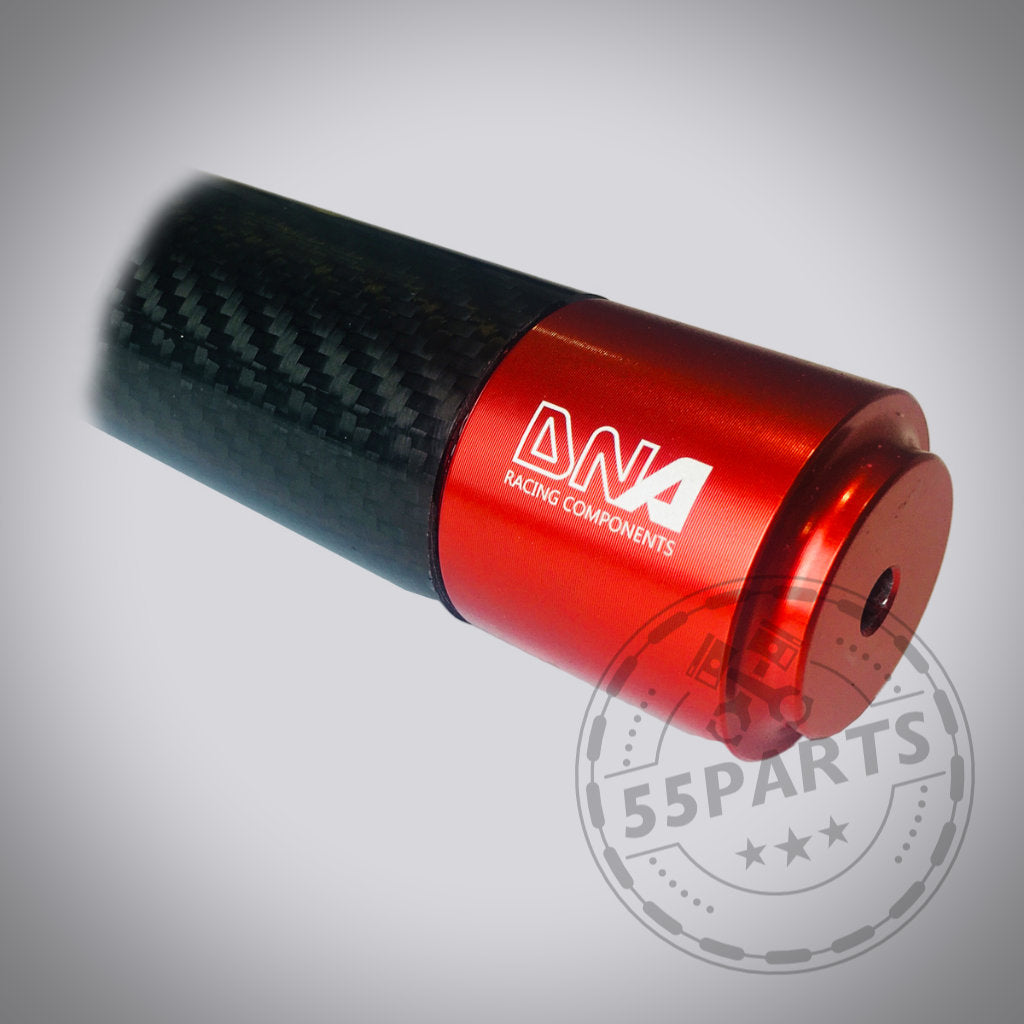 Nahaufnahme der DNA Racing Carbon Domstrebe hinten für den Toyota Yaris GR von DNA Racing, dargestellt auf weißem Hintergrund – ideal für die Auslage jedes Tuningshops.