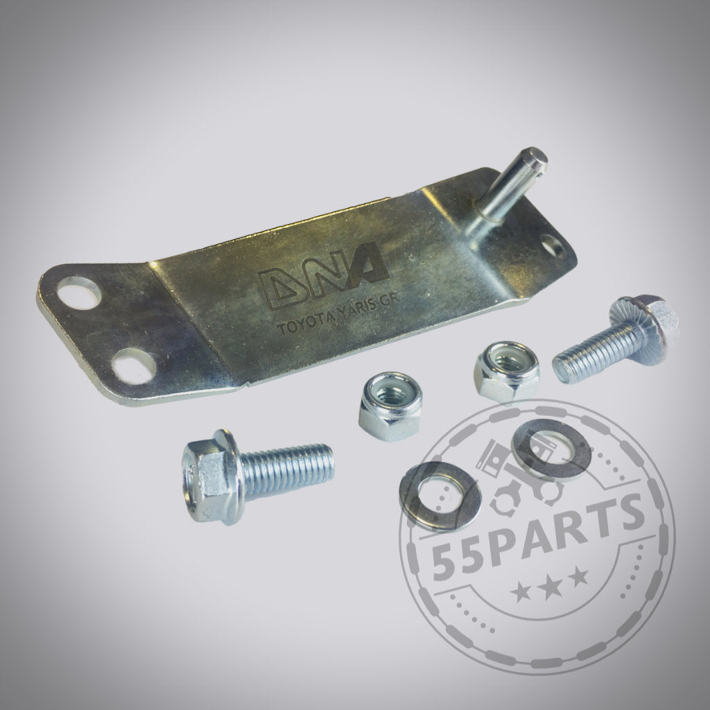 DNA Racing Quickshift Plate passend für Toyota Yaris GR mit Bolzen, Muttern und Unterlegscheiben auf hellem Hintergrund – perfekt fürs Fahrwerk-Tuning deines Toyota Yaris GR.