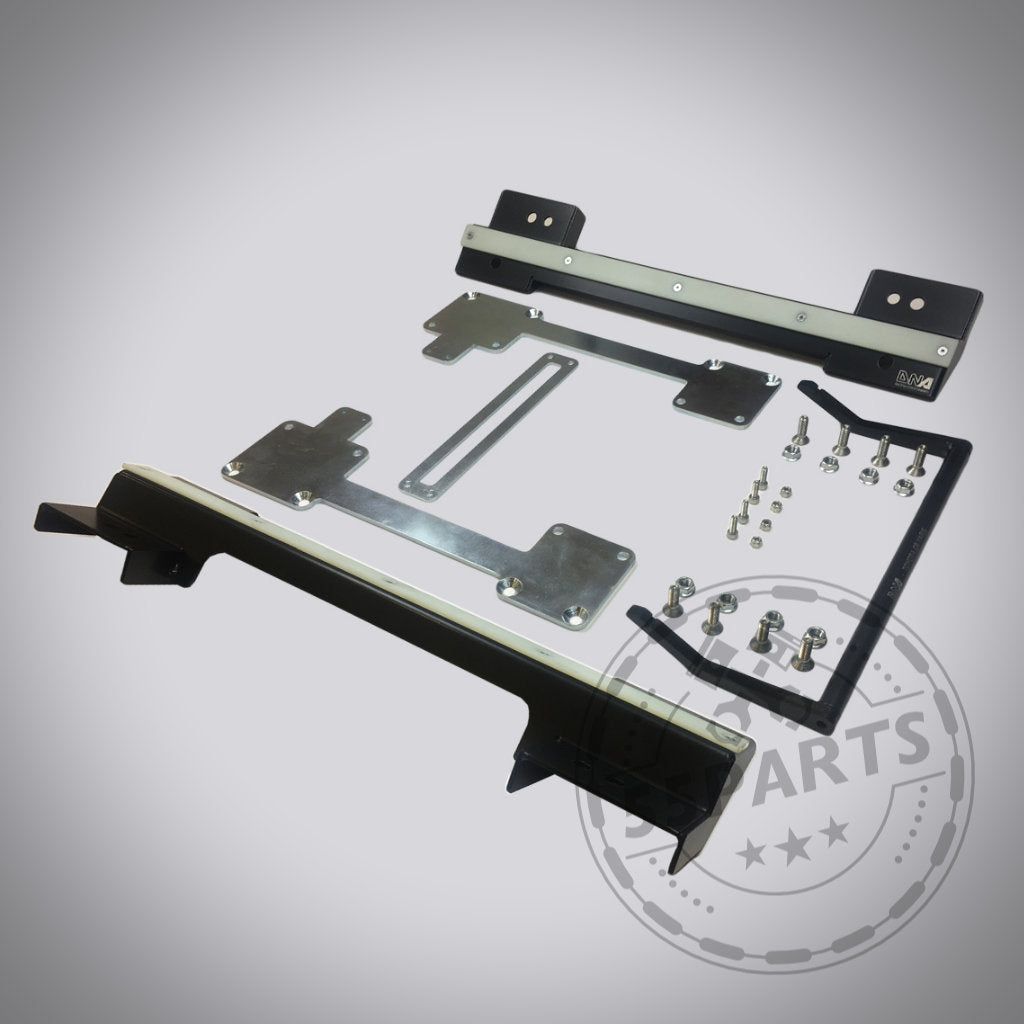 Das 55Parts-Special: DNA Sitztieferlegung für originalen Sitz passend für Toyota Yaris GR – Montagehalterungssatz mit Schrauben, Platten und Hardware – optimiert für die Sitzposition, dargestellt auf einem grauen Hintergrund mit Farbverlauf.