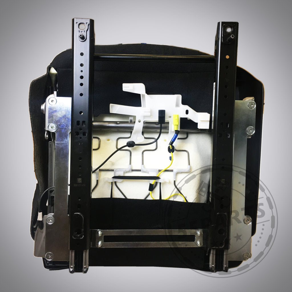 Das 55Parts-Special: DNA Sitztieferlegung für originalen Sitz passend für Toyota Yaris GR – Montagehalterungssatz mit Schrauben, Platten und Hardware – optimiert für die Sitzposition, dargestellt auf einem grauen Hintergrund mit Farbverlauf.