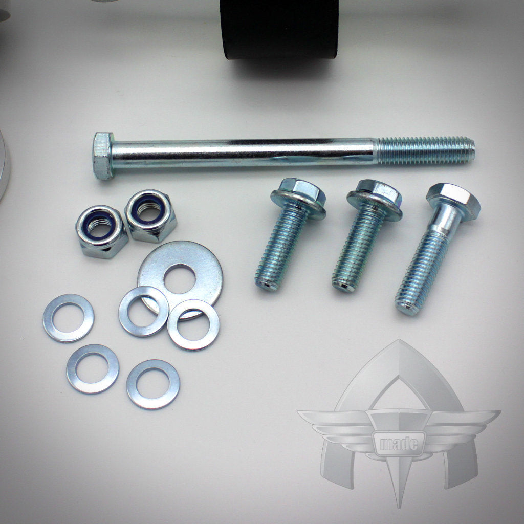 Das 55Parts-Exklusivprodukt: ATmade Diff-Lockdown 2.0 von ATmade verfügt über verschiedene Metallschrauben, Muttern und Unterlegscheiben, die ordentlich auf einer weißen Oberfläche mit einem dezenten ATmade-Logo in der Ecke angeordnet sind.