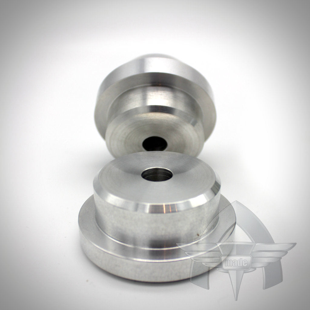 Zwei bearbeitete Metallscheiben mit Mittellöchern auf weißem Hintergrund mit einem schwachen Logo. Exklusiv für 55Parts: ATmade Diff-Lockdown 2.0 von ATmade, ideal für Diff-Lockdown- oder Airflow-Upgrade-Anwendungen.