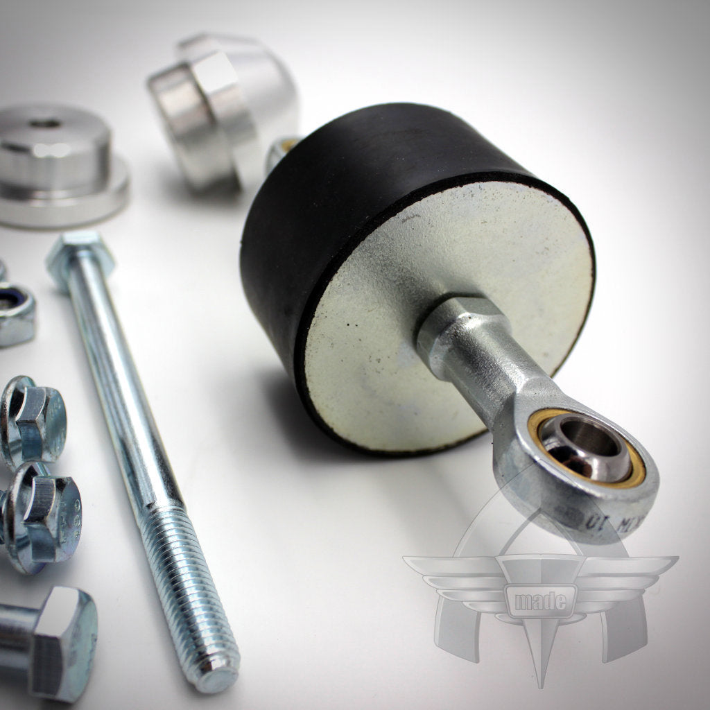 Exklusiv bei 55Parts: ATmade Diff-Lockdown 2.0 Metallaufhängungs- oder Verbindungssatz von ATmade, enthält Schrauben, Unterlegscheiben, Buchsen, Stangenenden und eine Montageplatte, abgebildet auf weißem Hintergrund.