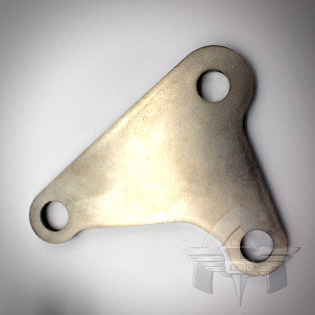 Das 55Parts-Exklusivprodukt: ATmade Diff-Lockdown 2.0 von ATmade ist eine flache, dreieckige Metallplatte mit drei abgerundeten Löchern in der Nähe jeder Ecke, die auf einem schlichten Hintergrund angezeigt wird.