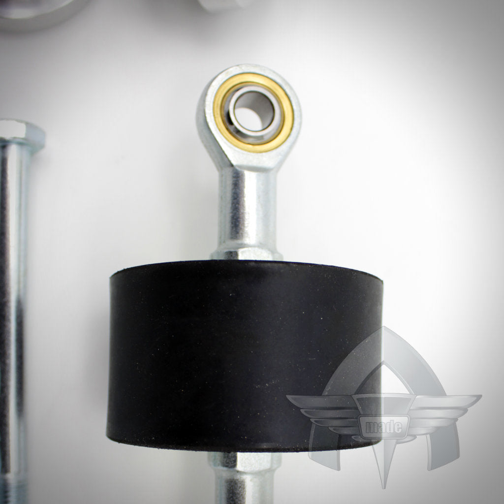 Das 55Parts-Exklusivprodukt: Das ATmade Diff-Lockdown 2.0-Stangenendlager verfügt über eine schwarze Gummibuchse und zeigt in der unteren rechten Ecke das ATmade-Logo-Wasserzeichen.