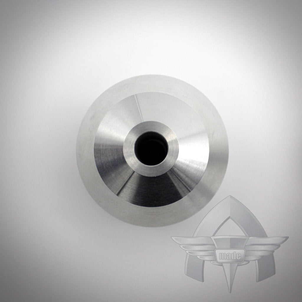 Draufsicht des 55Parts-Exklusivprodukts: ATmade Diff-Lockdown 2.0, ein glänzender silberner Metallzylinder mit einem zentralen Loch, von ATmade zur Verbesserung des Luftstroms entwickelt, dargestellt auf einem weißen Hintergrund mit grauem Logo.