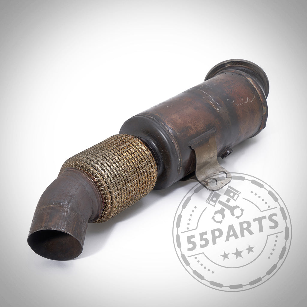 55Parts Special OEM Downpipe mit 300 Zeller passend für BMW M140i, M240i, M340i, 440i, 540i, 640i, 840i, Z4 und Supra B58(TU) F-/G-Serie mit Mesh-Flexrohr auf schlichtem weißem Hintergrund mit 55Parts-Wasserzeichen.