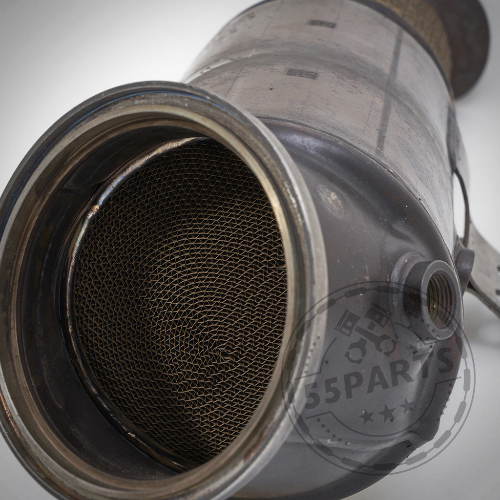 Nahaufnahme eines 55Parts Special OEM Downpipe mit 300 Zeller, passend für BMW M140i, M240i, M340i, 440i, 540i, 640i, 840i, Z4 & Supra B58(TU) F/G-Serie; Metallfilter mit Wabeninnenseite neben dem Downpipe abgebildet.